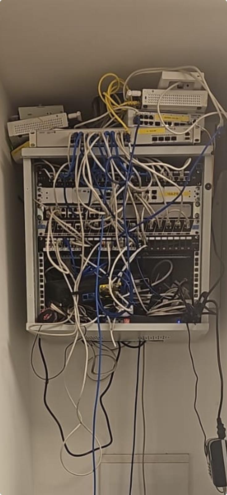 לפני - ארון תקשורת